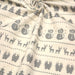 Tissu de coton de Noël scandinave aux bonshommes de neige, rennes, pingouins, sapins de Noël gris, fond écru - tissuspapi