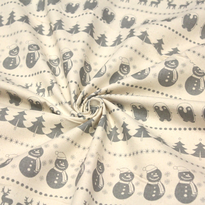 Tissu de coton de Noël scandinave aux bonshommes de neige, rennes, pingouins, sapins de Noël gris, fond écru - tissuspapi