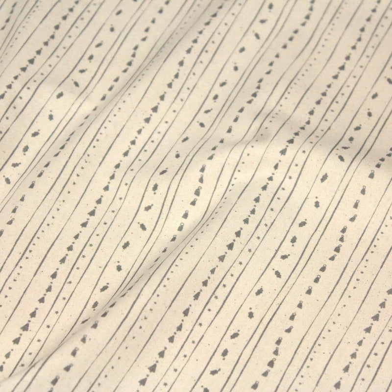 Tissu de coton de Noël scandinave aux décorations de Noël grises, fond écru - TissusPapi.com