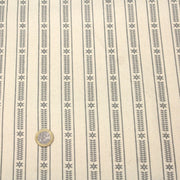 Tissu de coton de Noël scandinave aux étoiles de neiges grises, fond écru - TissusPapi.com