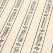 Tissu de coton de Noël scandinave aux étoiles de neiges grises, fond écru - TissusPapi.com