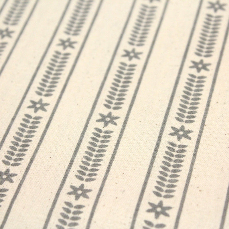 Tissu de coton de Noël scandinave aux étoiles de neiges grises, fond écru - TissusPapi.com