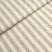 Tissu de coton de Noël scandinave aux étoiles de neiges grises, fond écru - TissusPapi.com