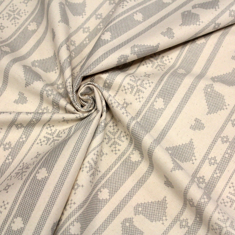 Tissu de coton de Noël scandinave aux motifs points de croix gris, fond écru - TissusPapi.com