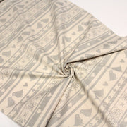 Tissu de coton de Noël scandinave aux motifs points de croix gris, fond écru - TissusPapi.com