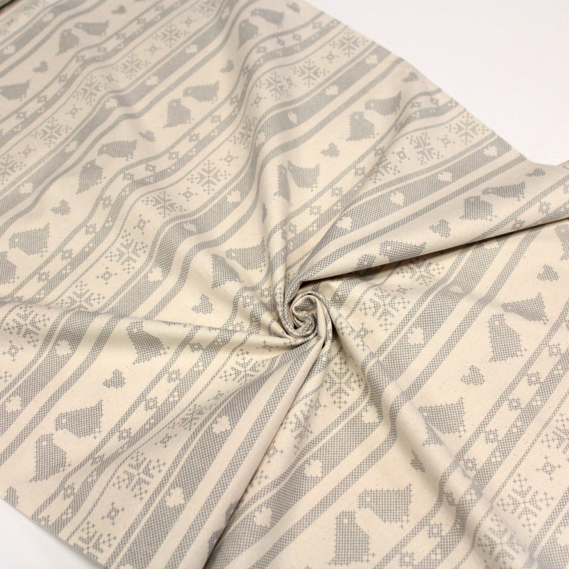 Tissu de coton de Noël scandinave aux motifs points de croix gris, fond écru - TissusPapi.com