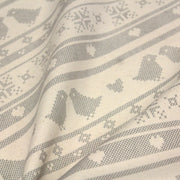 Tissu de coton de Noël scandinave aux motifs points de croix gris, fond écru - TissusPapi.com