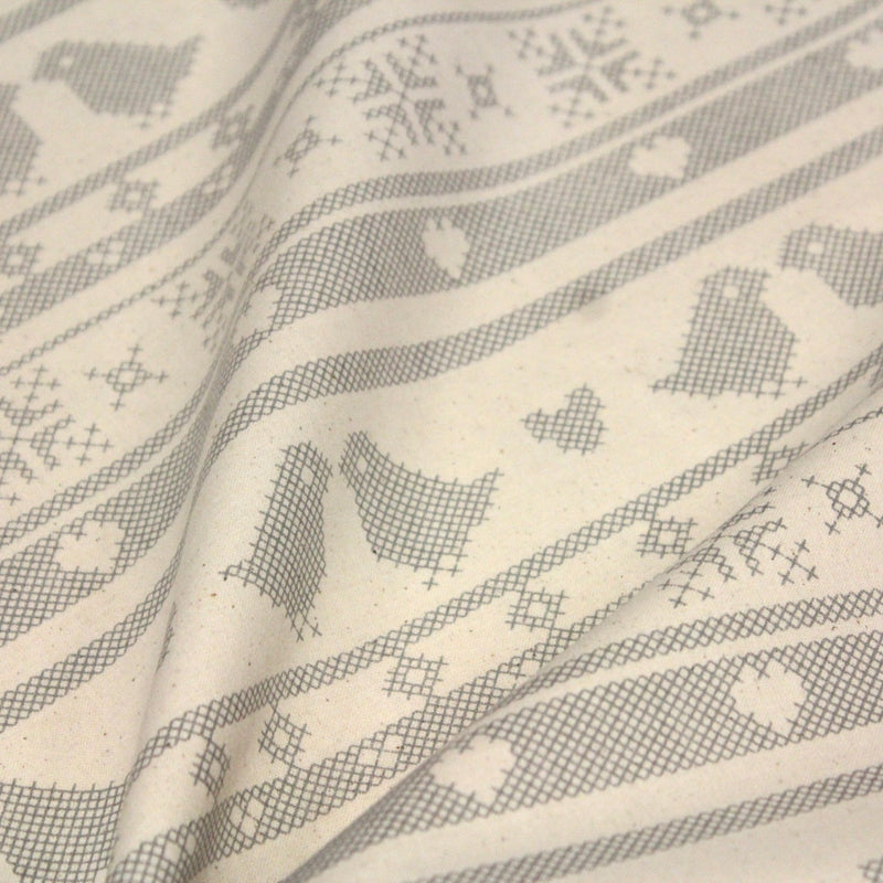 Tissu de coton de Noël scandinave aux motifs points de croix gris, fond écru - TissusPapi.com