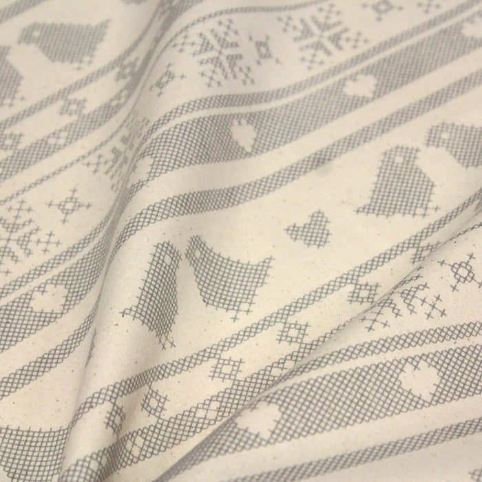 Tissu de coton de Noël scandinave aux motifs points de croix gris, fond écru - tissuspapi