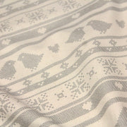 Tissu de coton de Noël scandinave aux motifs points de croix gris, fond écru - TissusPapi.com