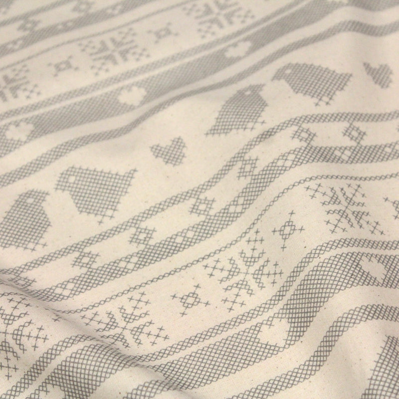 Tissu de coton de Noël scandinave aux motifs points de croix gris, fond écru - TissusPapi.com