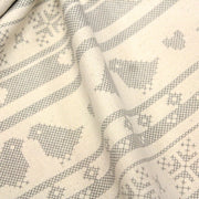 Tissu de coton de Noël scandinave aux motifs points de croix gris, fond écru - TissusPapi.com