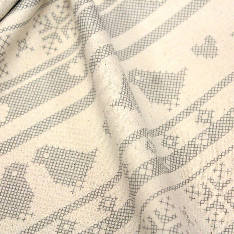 Tissu de coton de Noël scandinave aux motifs points de croix gris, fond écru - TissusPapi.com