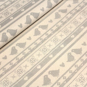 Tissu de coton de Noël scandinave aux motifs points de croix gris, fond écru - TissusPapi.com