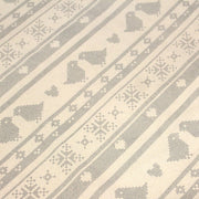 Tissu de coton de Noël scandinave aux motifs points de croix gris, fond écru - TissusPapi.com