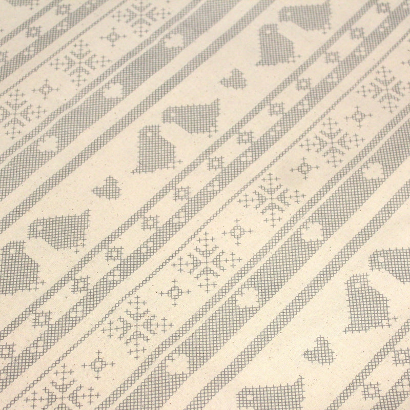 Tissu de coton de Noël scandinave aux motifs points de croix gris, fond écru - TissusPapi.com
