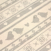 Tissu de coton de Noël scandinave aux motifs points de croix gris, fond écru - TissusPapi.com