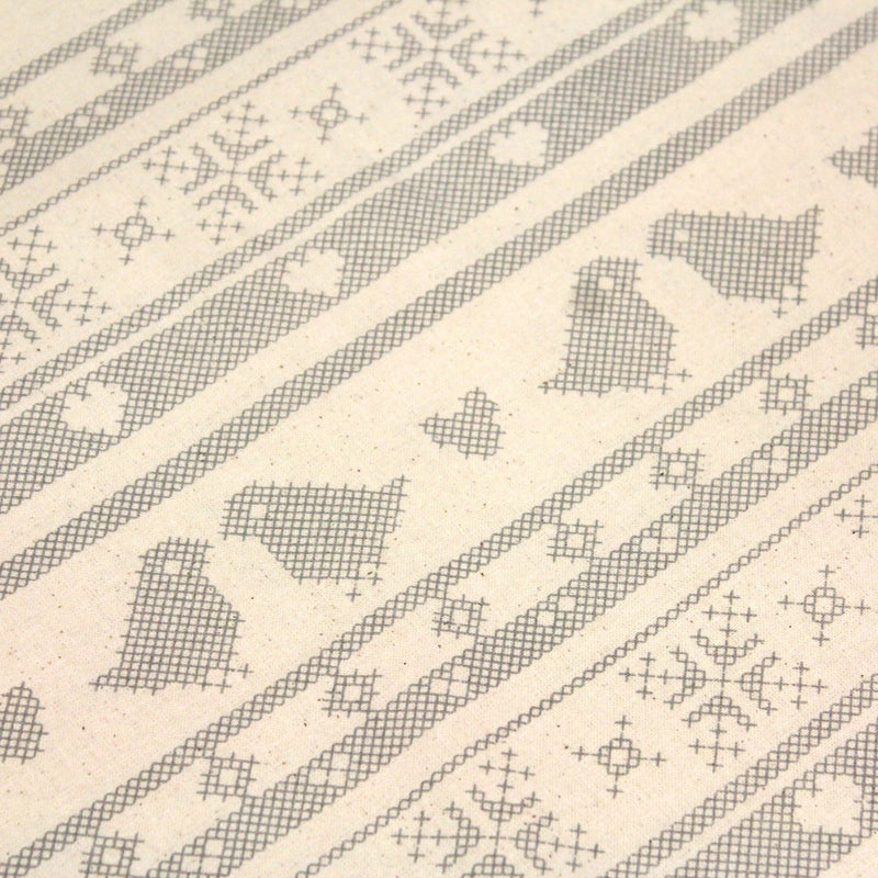 Tissu de coton de Noël scandinave aux motifs points de croix gris, fond écru - TissusPapi.com