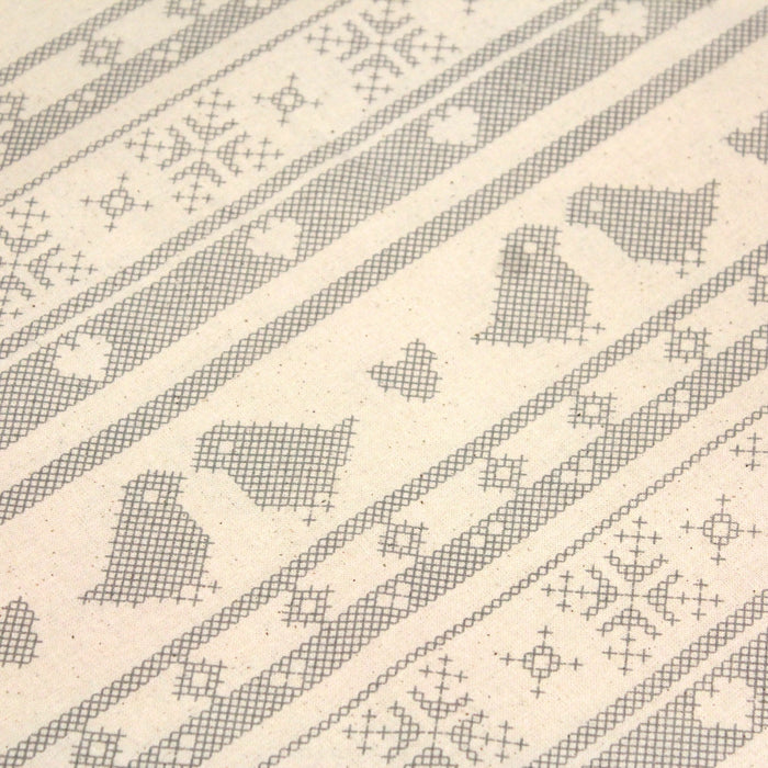 Tissu de coton de Noël scandinave aux motifs points de croix gris, fond écru - tissuspapi