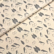 Tissu de coton de Noël scandinave aux pingouins gris, fond écru - TissusPapi.com