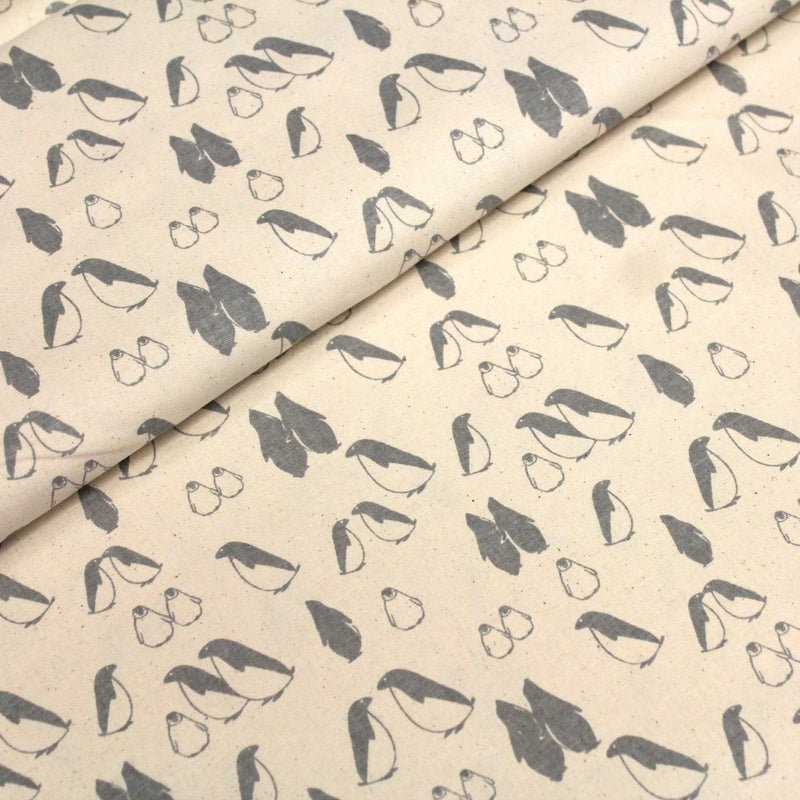 Tissu de coton de Noël scandinave aux pingouins gris, fond écru - TissusPapi.com