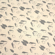 Tissu de coton de Noël scandinave aux pingouins gris, fond écru - TissusPapi.com