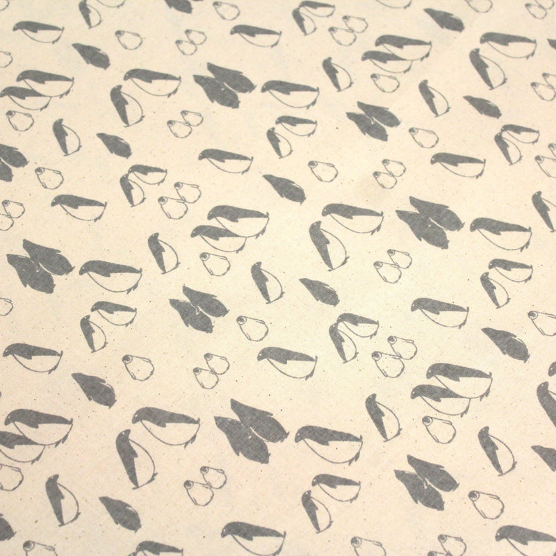 Tissu de coton de Noël scandinave aux pingouins gris, fond écru - TissusPapi.com