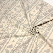 Tissu de coton de Noël scandinave aux motifs points de croix gris, fond écru - TissusPapi.com