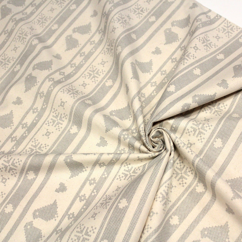 Tissu de coton de Noël scandinave aux motifs points de croix gris, fond écru - TissusPapi.com