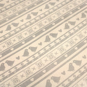 Tissu de coton de Noël scandinave aux motifs points de croix gris, fond écru - TissusPapi.com