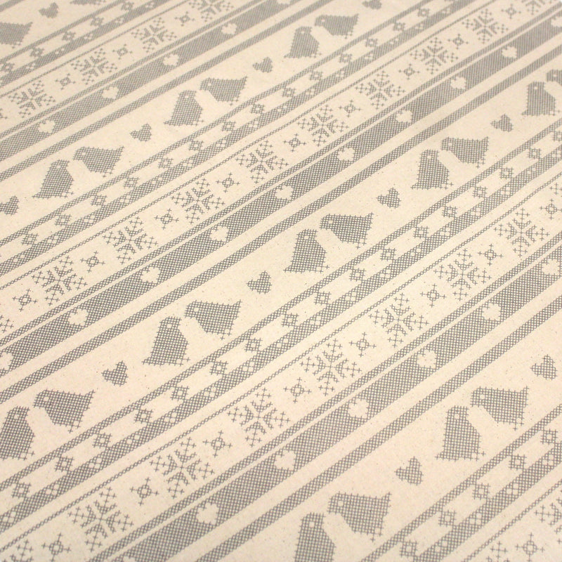 Tissu de coton de Noël scandinave aux motifs points de croix gris, fond écru - TissusPapi.com