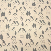 Tissu de coton de Noël scandinave aux pingouins gris, fond écru - TissusPapi.com