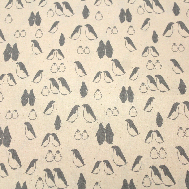 Tissu de coton de Noël scandinave aux pingouins gris, fond écru - TissusPapi.com