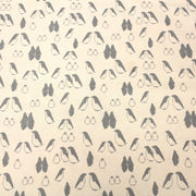 Tissu de coton de Noël scandinave aux pingouins gris, fond écru - TissusPapi.com