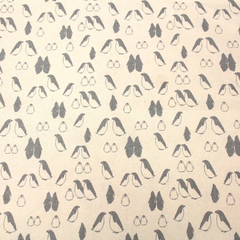 Tissu de coton de Noël scandinave aux pingouins gris, fond écru - TissusPapi.com