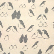 Tissu de coton de Noël scandinave aux pingouins gris, fond écru - TissusPapi.com