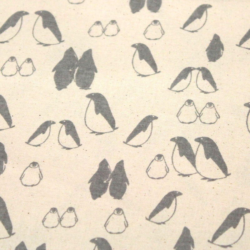 Tissu de coton de Noël scandinave aux pingouins gris, fond écru - TissusPapi.com