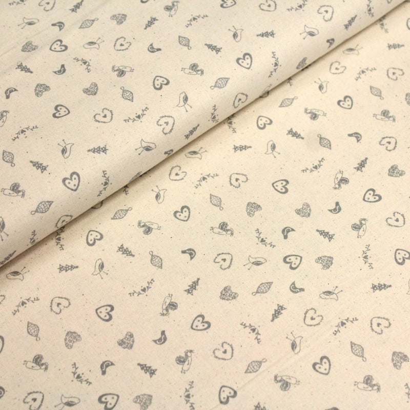 Tissu de coton de Noël scandinave aux petits objets de Noël gris, fond écru - TissusPapi.com