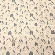 Tissu de coton de Noël scandinave aux pingouins gris, fond écru - TissusPapi.com