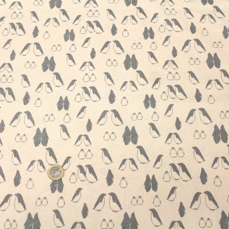 Tissu de coton de Noël scandinave aux pingouins gris, fond écru - TissusPapi.com