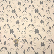 Tissu de coton de Noël scandinave aux pingouins gris, fond écru - TissusPapi.com