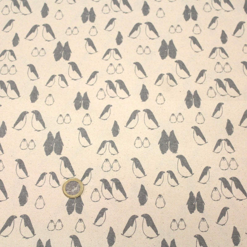 Tissu de coton de Noël scandinave aux pingouins gris, fond écru - TissusPapi.com