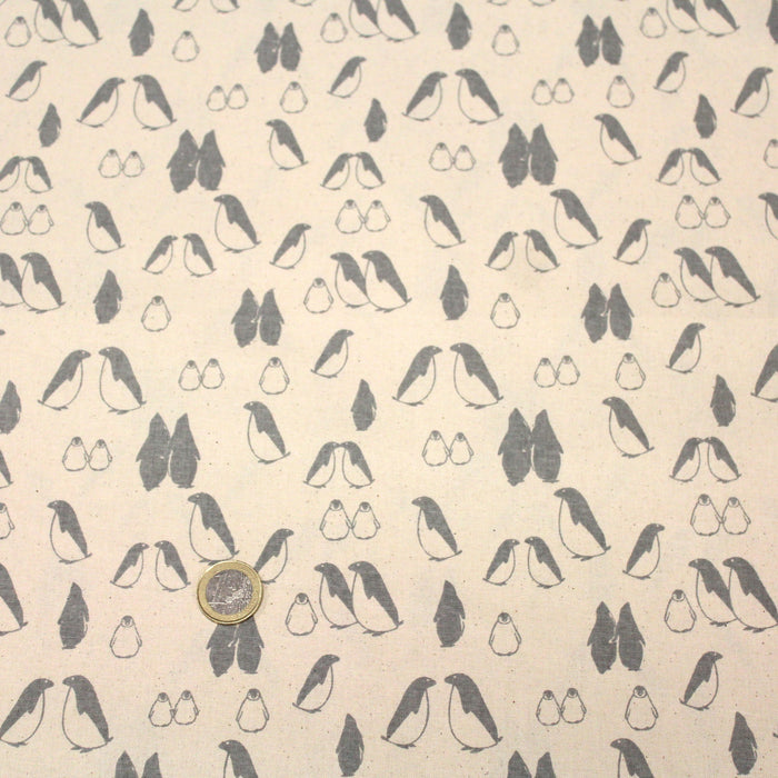 Tissu de coton de Noël scandinave aux pingouins gris, fond écru - tissuspapi