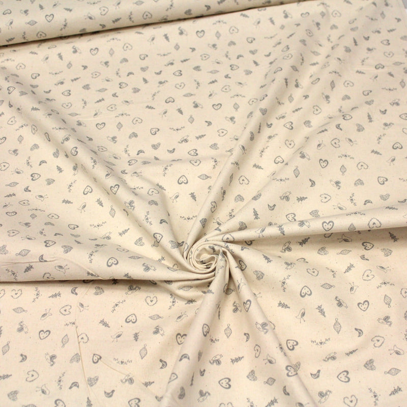 Tissu de coton de Noël scandinave aux petits objets de Noël gris, fond écru - TissusPapi.com