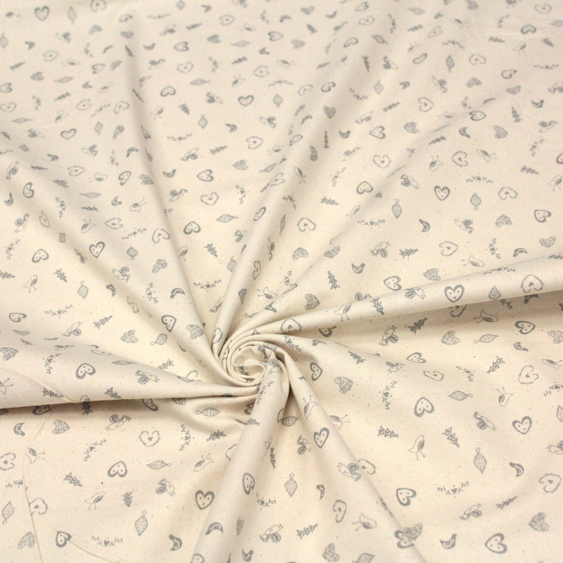 Tissu de coton de Noël scandinave aux petits objets de Noël gris, fond écru - TissusPapi.com