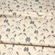 Tissu de coton de Noël scandinave aux pingouins gris, fond écru - TissusPapi.com