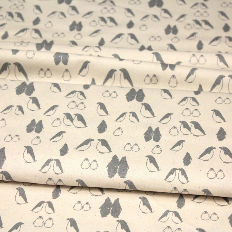 Tissu de coton de Noël scandinave aux pingouins gris, fond écru - TissusPapi.com