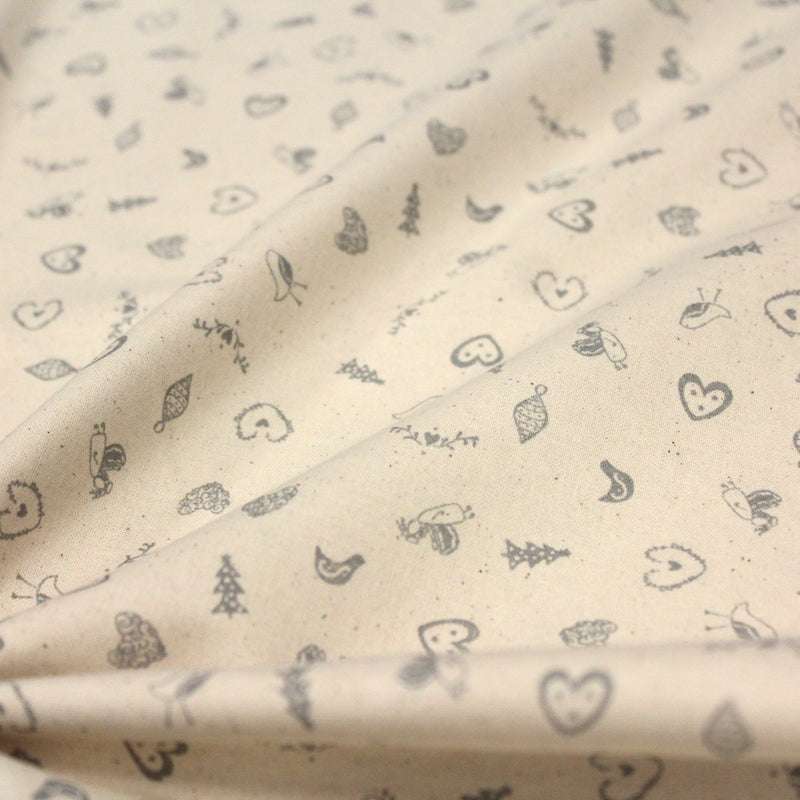 Tissu de coton de Noël scandinave aux petits objets de Noël gris, fond écru - TissusPapi.com