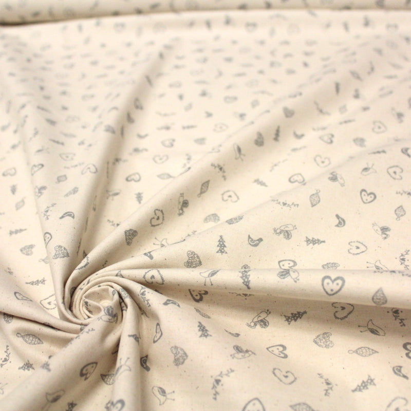 Tissu de coton de Noël scandinave aux petits objets de Noël gris, fond écru - TissusPapi.com