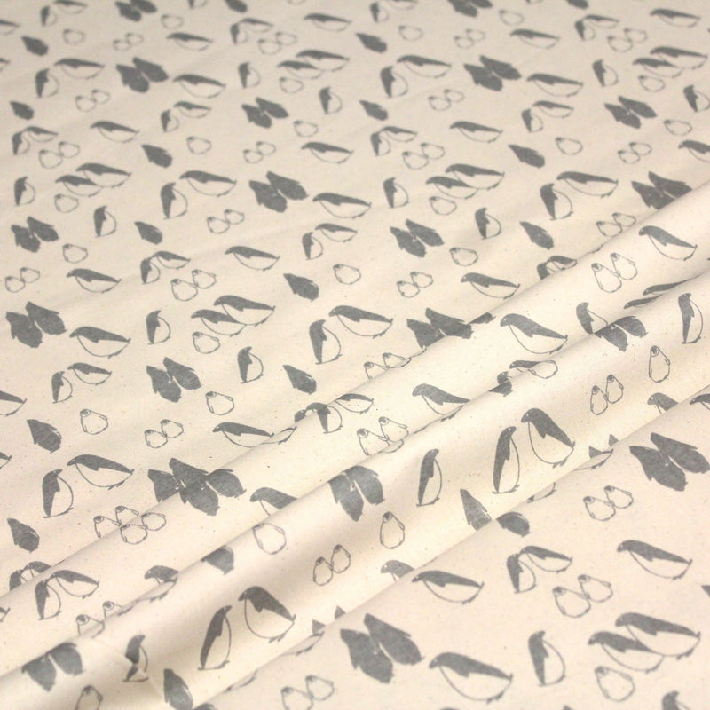 Tissu de coton de Noël scandinave aux pingouins gris, fond écru - TissusPapi.com